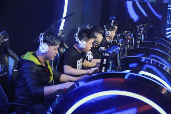 曾长期受阿 曾长期受阿